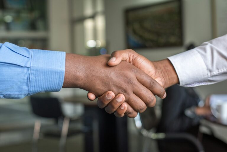 Handschlag zwischen Geschaeftspartnern