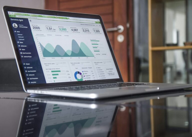 Laptop mit Business-Auswertungen und Kennzahlen