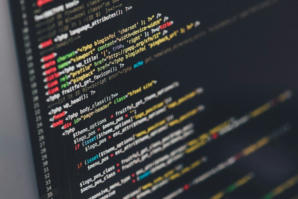 Softwareentwicklung - Code auf Bildschirm