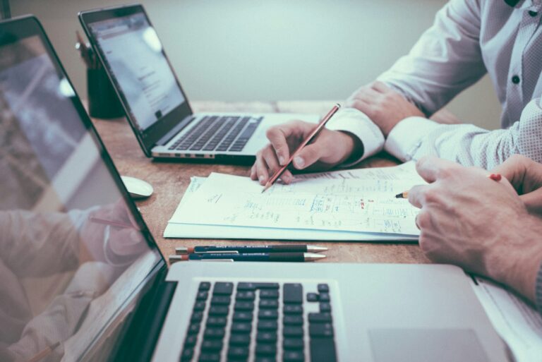 Businessplan und Unterlagen auf dem Schreibtisch