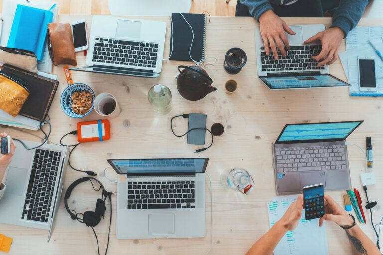 Moderner IT-Arbeitsplatz im Team